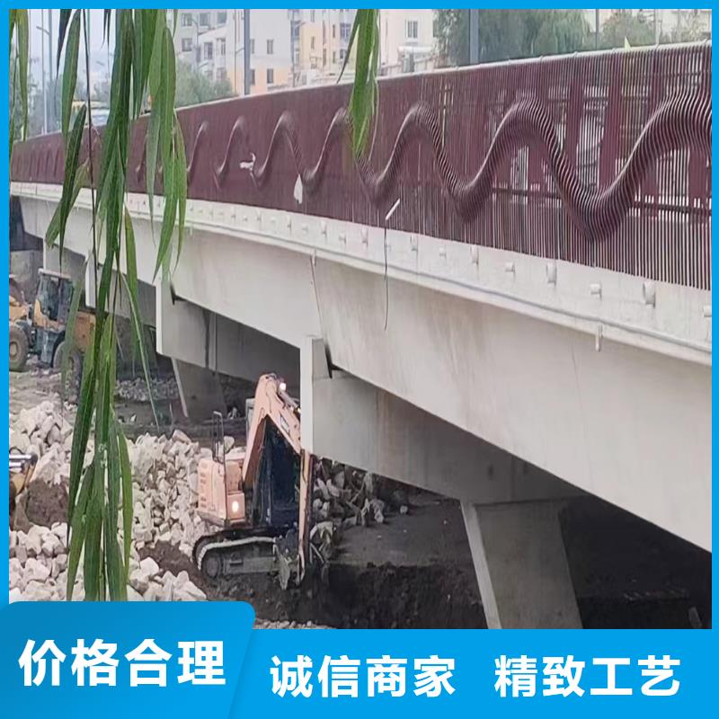 Q355B河道橋梁護欄安裝實拍展現(xiàn)橋梁欄桿量少也做