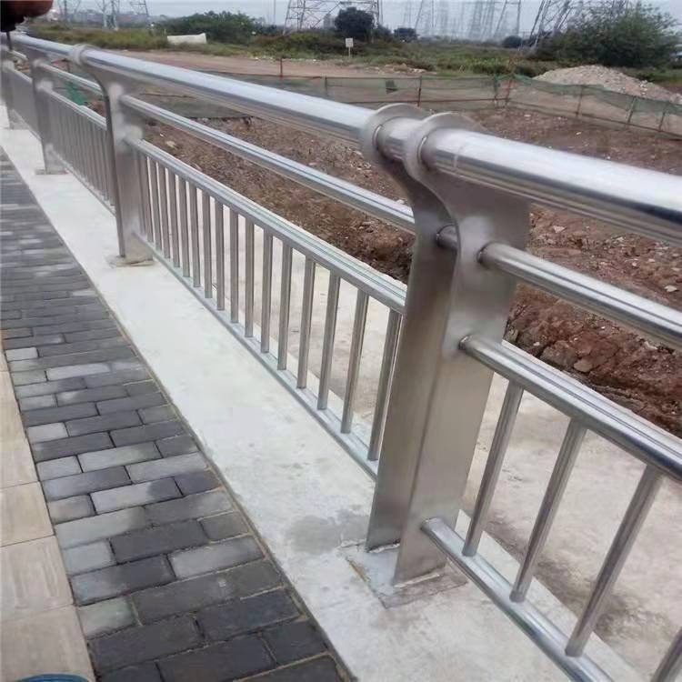 不銹鋼護(hù)欄防撞欄橋梁廠家工藝先進(jìn)