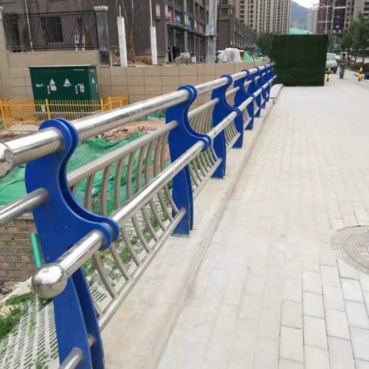 防撞護欄不銹鋼復(fù)合管景觀護欄值得信賴