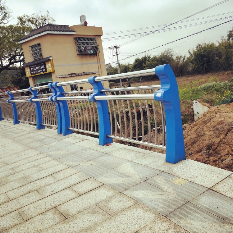 防撞護欄不銹鋼復合管景觀護欄免費安裝