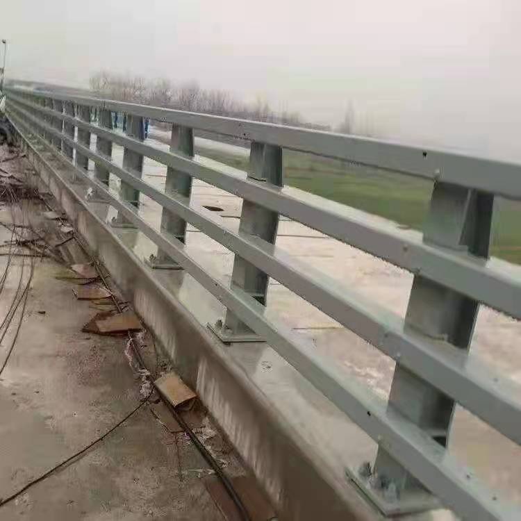 道路護(hù)欄馬路人行道防撞欄桿對(duì)質(zhì)量負(fù)責(zé)