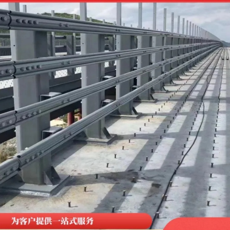 道路護(hù)欄,景區(qū)方管防撞護(hù)欄工廠直供