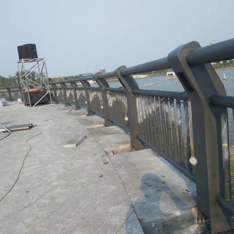 道路護(hù)欄城市四橫梁防撞護(hù)欄誠(chéng)信經(jīng)營(yíng)質(zhì)量保證