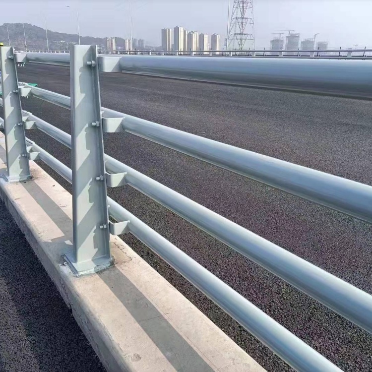 道路護(hù)欄_河邊人行道防撞護(hù)欄好產(chǎn)品不怕比