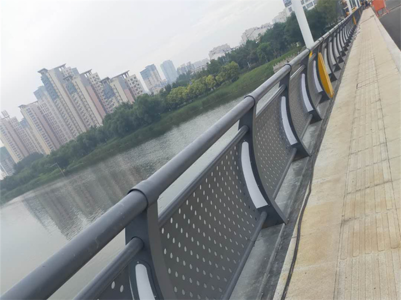 燈光護(hù)欄出廠嚴(yán)格質(zhì)檢