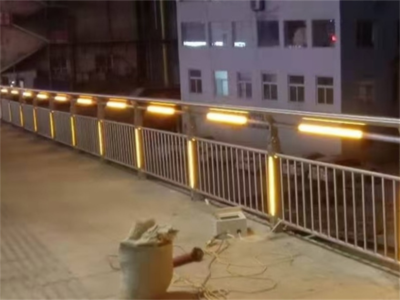 燈光護(hù)欄出廠嚴(yán)格質(zhì)檢