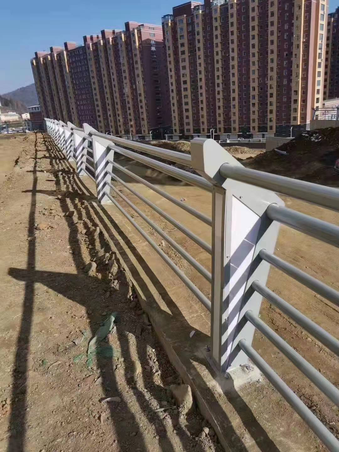 燈光護(hù)欄海量現(xiàn)貨直銷