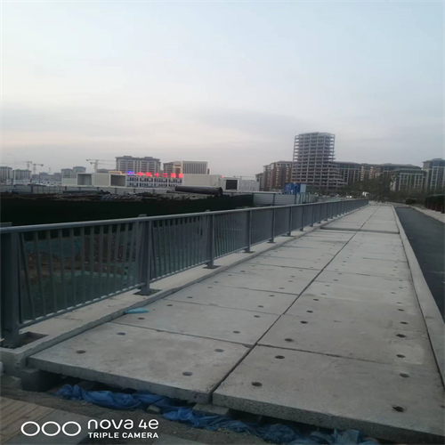 销售伸缩护栏		-宏达友源金属制品有限公司本地公司