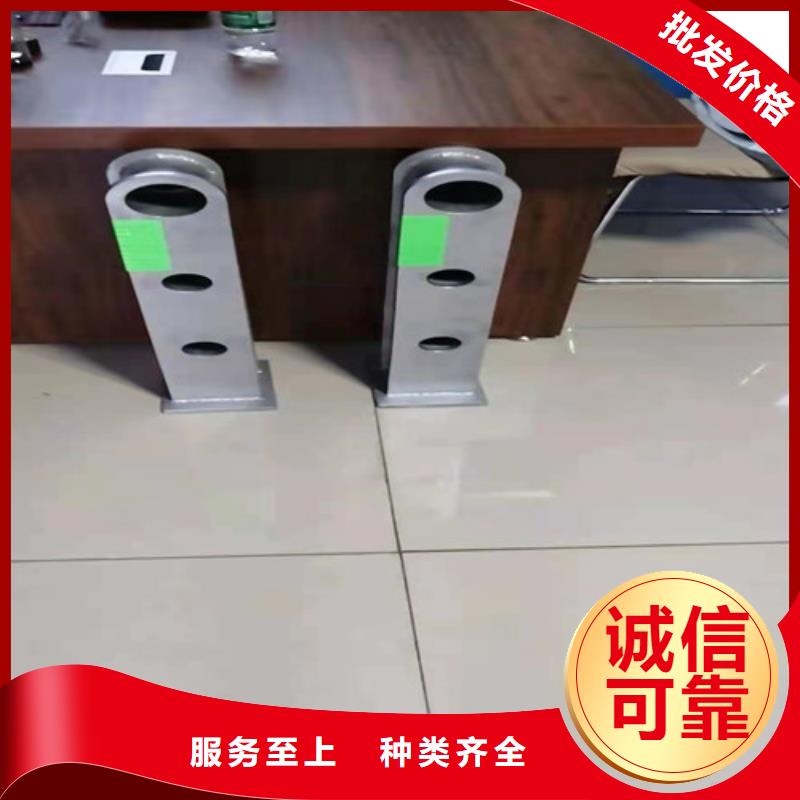 不銹鋼復(fù)合管隔離護欄常規(guī)型號大量現(xiàn)貨同城供應(yīng)商