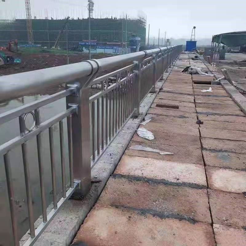 護(hù)欄橋梁鋼護(hù)欄廠品質(zhì)優(yōu)良