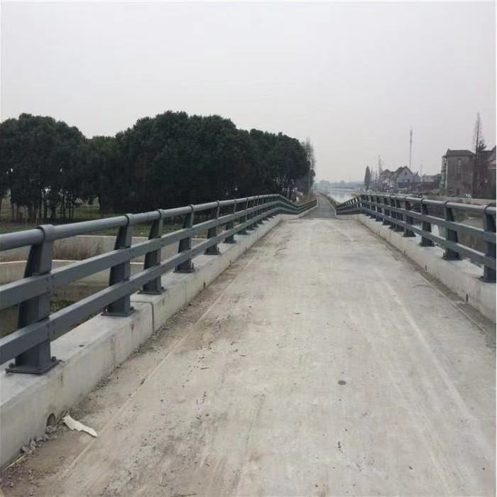 護(hù)欄不銹鋼碳素鋼復(fù)合管精致工藝本地貨源