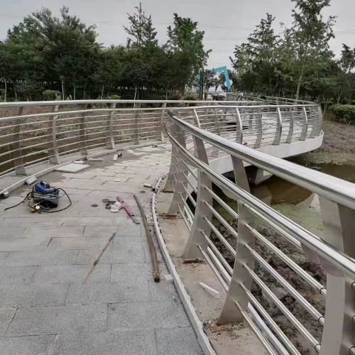 公路防撞護(hù)欄廠家-實(shí)力廠家