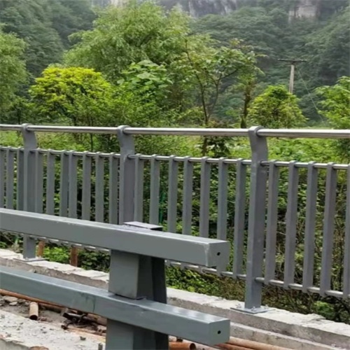 有現(xiàn)貨的鄉(xiāng)村大橋防撞護欄批發(fā)商