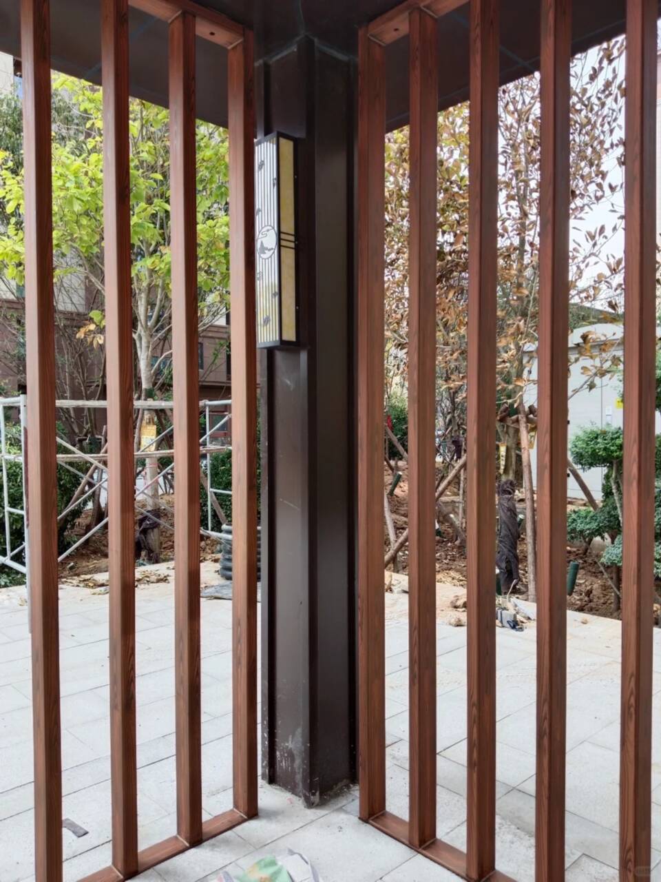 不銹鋼仿木紋漆，長(zhǎng)廊花架木紋漆，水性木紋漆施工廠家