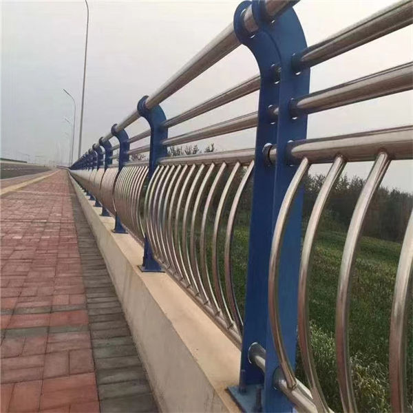報(bào)價(jià)防撞鋼護(hù)欄用哪種顏色實(shí)體誠(chéng)信經(jīng)營(yíng)