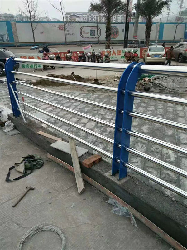 性價比高不銹鋼護欄廠家聯(lián)系方式防撞護欄廠家聯(lián)系方式生產(chǎn)廠家
