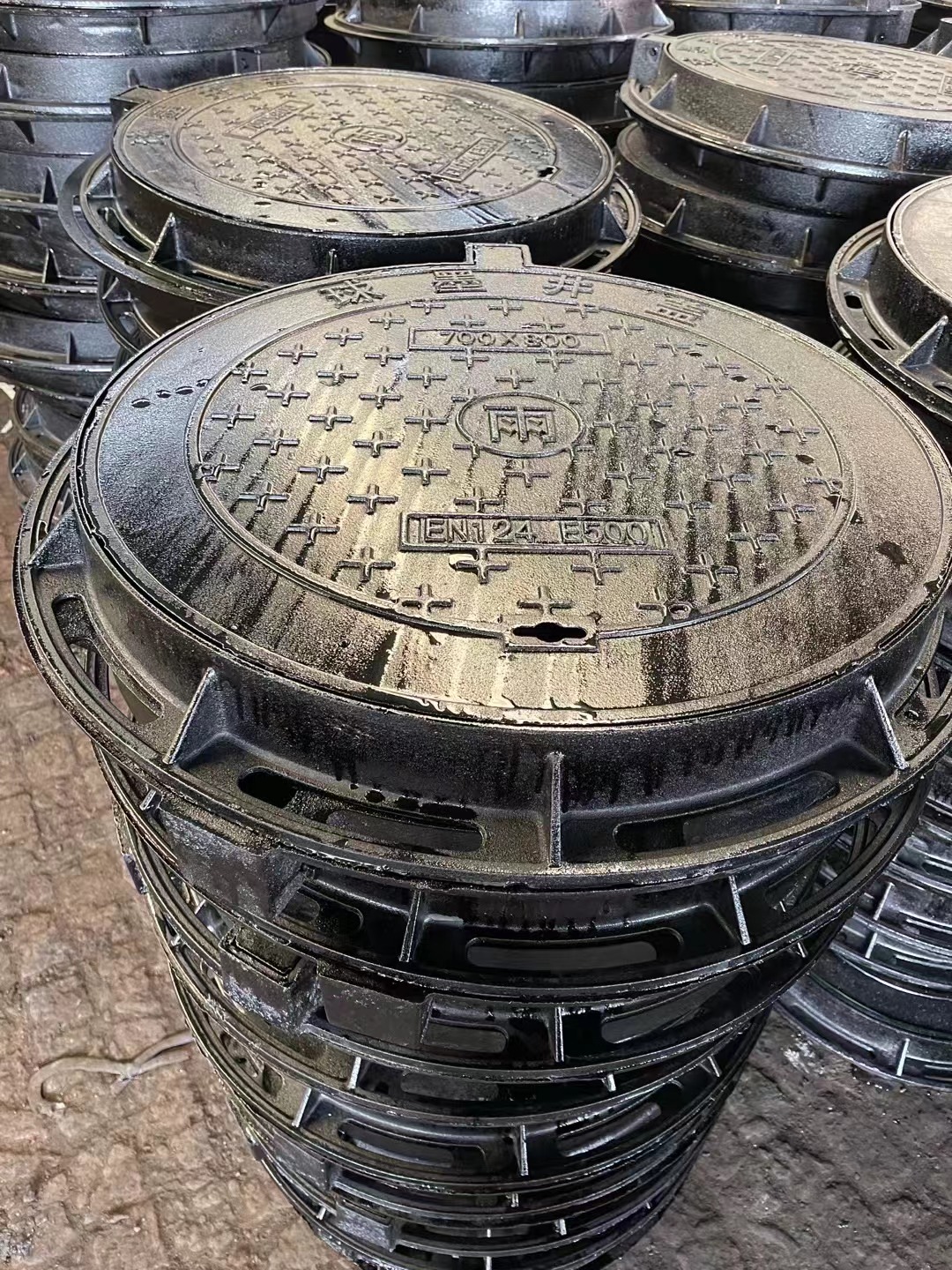 防盜鑄鐵井蓋現(xiàn)貨供應(yīng)建通鑄造廠家