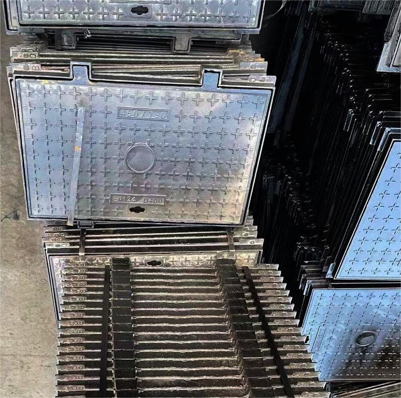 700重型球墨鑄鐵井蓋現(xiàn)貨銷售建通鑄造廠家