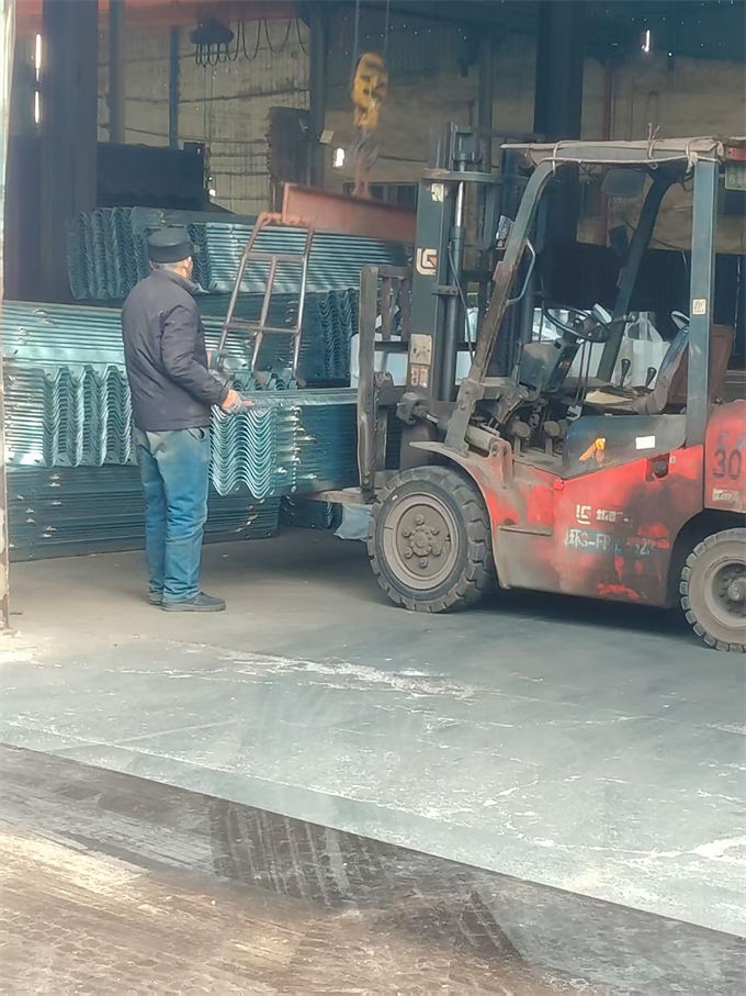 波形护栏_波形梁钢护栏板严格把关质量放心