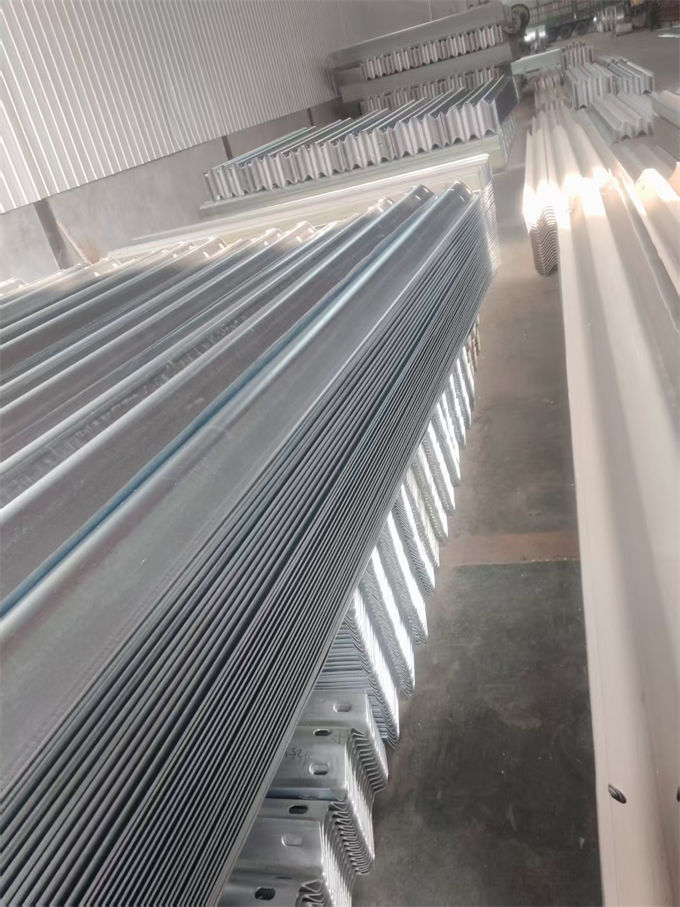 波形护栏_波形梁钢护栏板严格把关质量放心