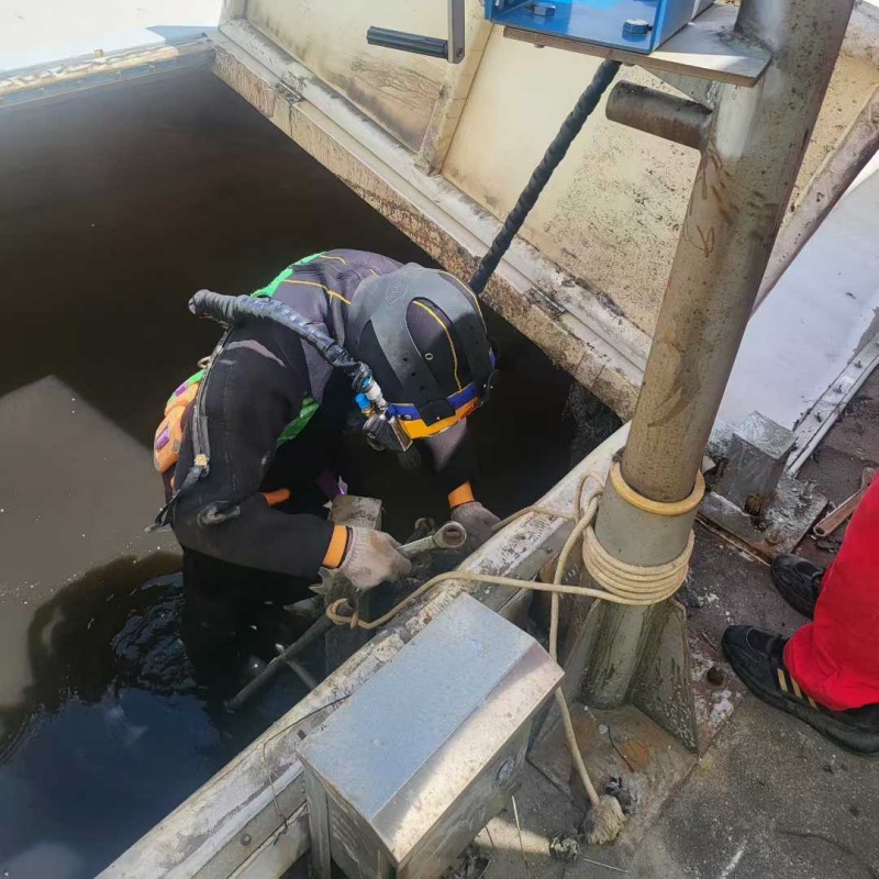 水下拆除混凝土墙设备精良