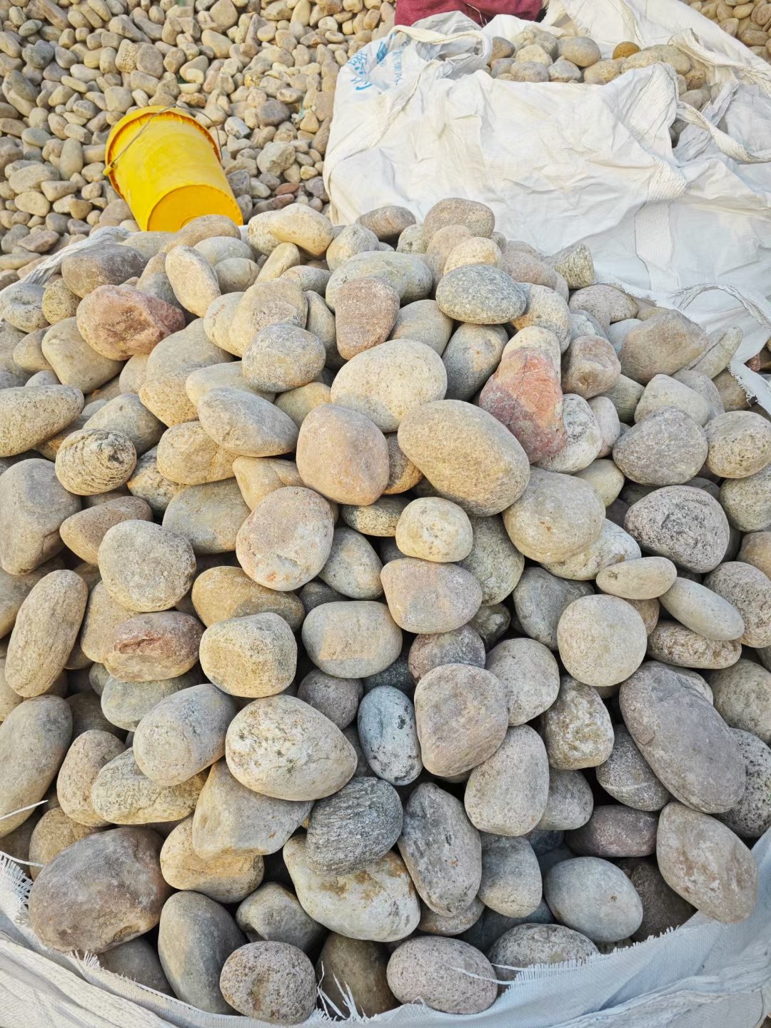 水池垫底鹅卵石配送施工一体化小袋运输