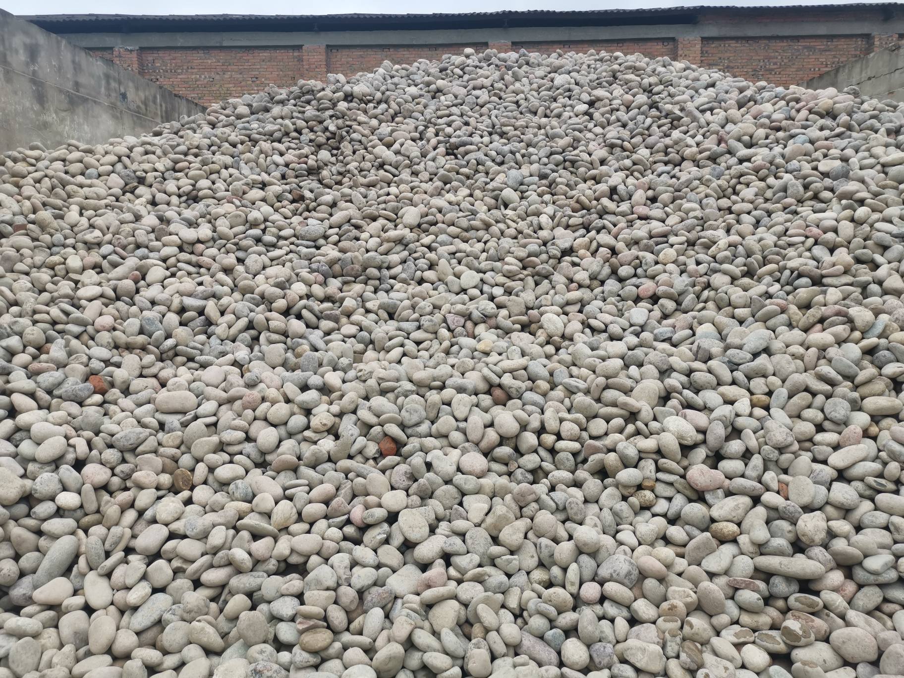 水池垫底鹅卵石配送施工一体化小袋运输