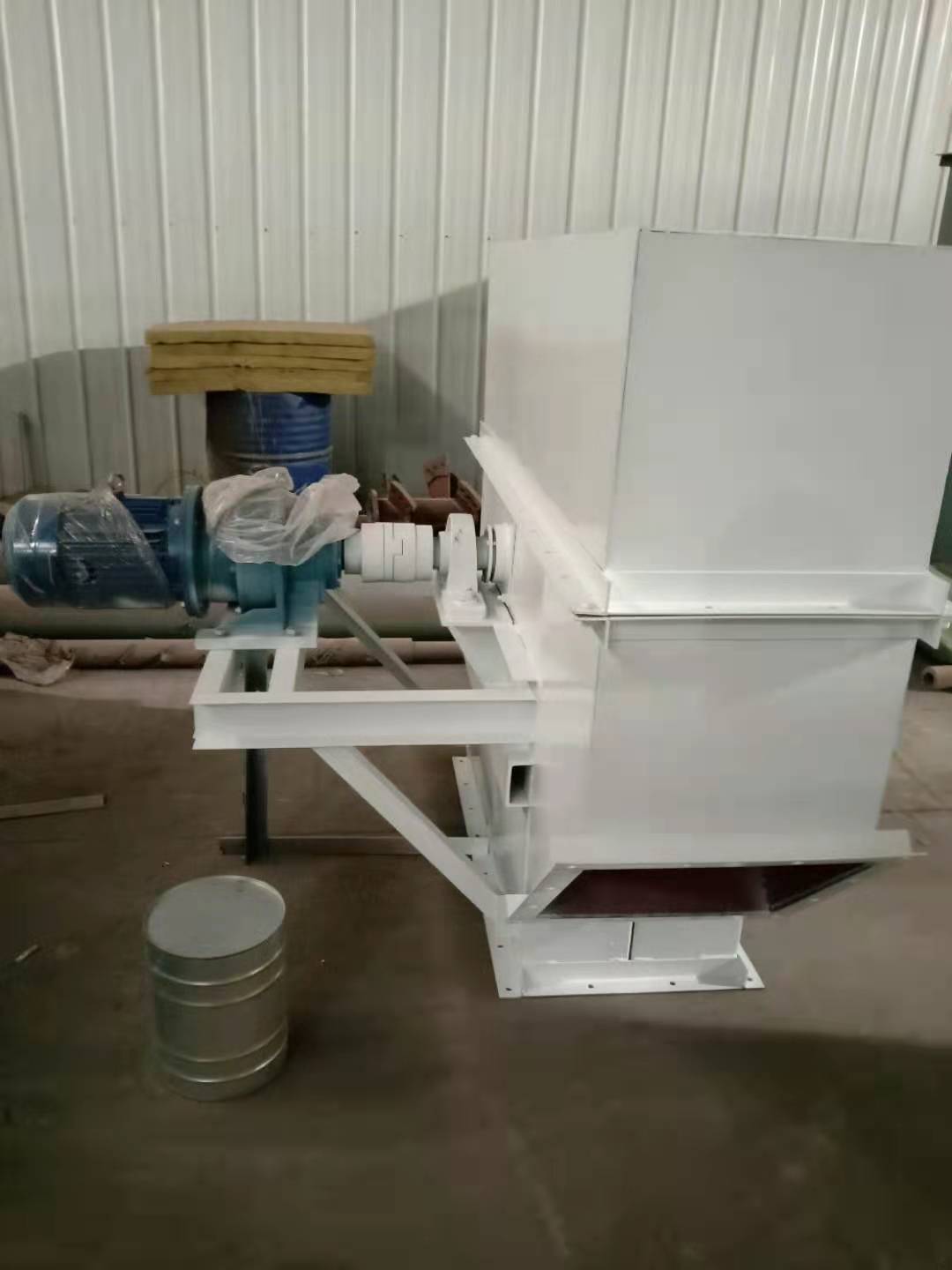 板链式斗式提 升机输送稳定、不撒料